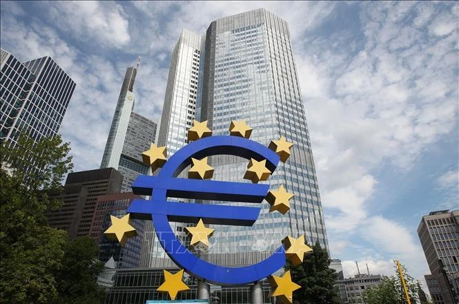 Biểu tượng đồng Euro phía trước trụ sở Ngân hàng Trung ương châu Âu (ECB) tại Frankfurt, Đức. (Ảnh: AFP/TTXVN)