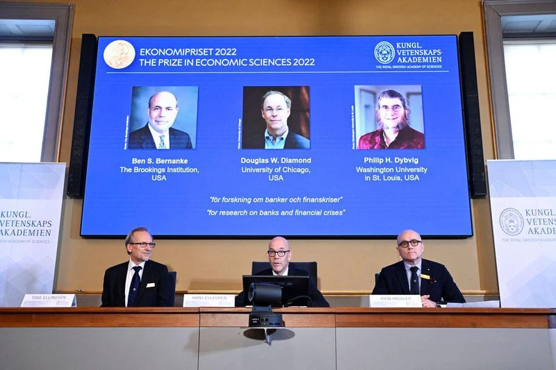 Các thành viên của Viện Hàn lâm khoa học Hoàng gia Thụy Điển công bố giải Nobel Kinh tế năm 2022 tại cuộc họp báo tổ chức tại trụ sở Viện ở Stockholm, Thụy Điển, ngày 10/10/2022. (Ảnh: TT News/Reuters)