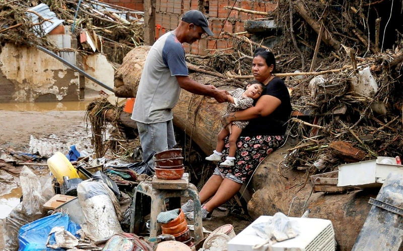 Người dân Venezuela chịu tổn thất nặng nề sau trận lở đất. (Nguồn: News18)