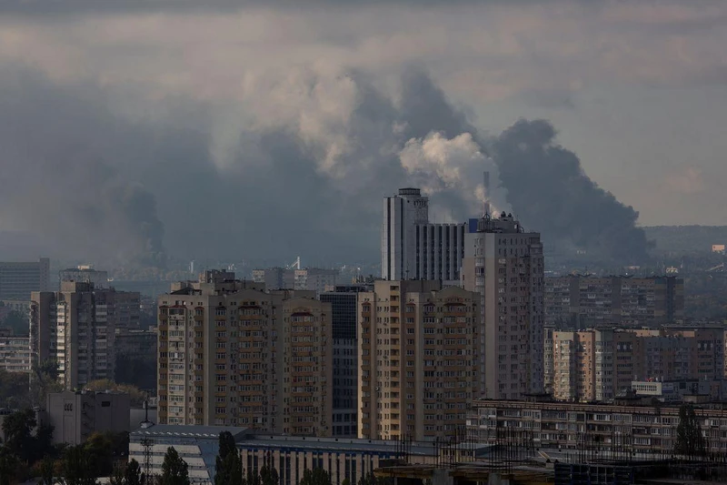 Khói bốc lên trong 1 vụ nổ ở Kiev, Ukraine, ngày 10/10/2022. (Ảnh: Reuters)
