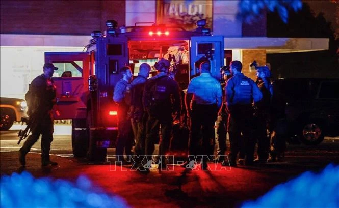 Lực lượng thực thi pháp luật Mỹ được triển khai tại hiện trường vụ nổ súng ở thành phố Raleigh, bang Bắc Carolina (Mỹ) ngày 13/10/2022. (Ảnh: newsobserver.com/TTXVN)