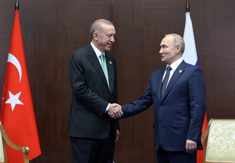 Tổng thống Thổ Nhĩ Kỳ Tayyip Erdogan (trái) gặp Tổng thống Nga Vladimir Putin tại Kazakhstan ngày 13/10/2022. (Ảnh: REUTERS)