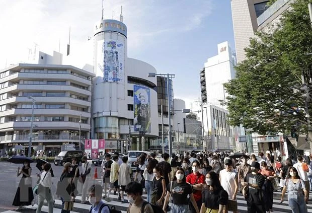 Người dân di chuyển trên đường phố tại Tokyo, Nhật Bản. (Ảnh: Kyodo/TTXVN)