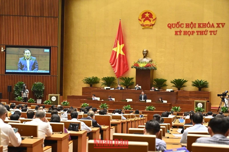 Bộ trưởng Văn hóa, Thể thao và Du lịch Nguyễn Văn Hùng giải trình một số vấn đề đại biểu Quốc hội nêu. (Ảnh: ĐĂNG KHOA)