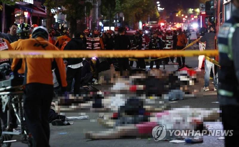 Hiện trường vụ giẫm đạp khiến hơn 100 người chết ở khu Itaewon, Seoul, Hàn Quốc, ngày 29/10/2022. Ảnh: Yonhap