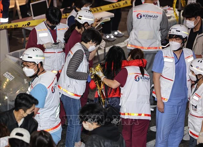 Lực lượng cứu hộ hỗ trợ các nạn nhân tại hiện trường vụ giẫm đạp ở Seoul, Hàn Quốc, ngày 30/10/2022. (Ảnh: Yonhap/TTXVN)