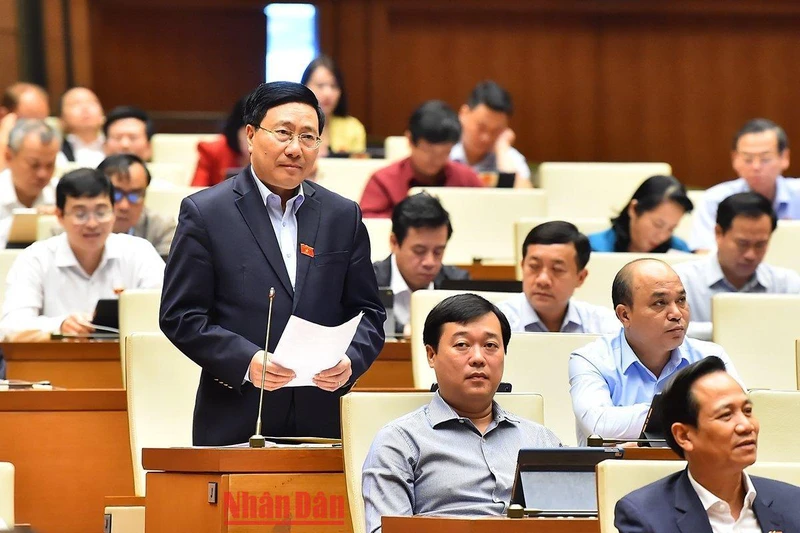 Phó Thủ tướng Phạm Bình Minh phát biểu giải trình, làm rõ một số vấn đề đại biểu Quốc hội nêu tại phiên chất vấn sáng 5/11. (Ảnh: THỦY NGUYÊN)
