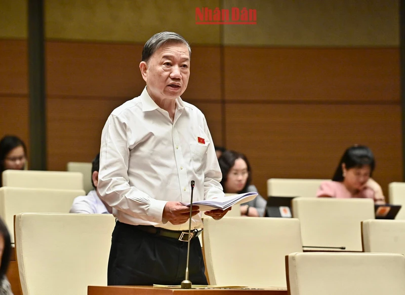 Bộ trưởng Công an Tô Lâm giải trình làm rõ một số vấn đề đại biểu Quốc hội quan tâm. (Ảnh: ĐĂNG KHOA)