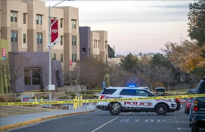 Cảnh sát phong tỏa hiện trường vụ nổ súng tại Đại học New Mexico ở thành phố Albuquerque, bang New Mexico, Mỹ ngày 19/11/2022. (Ảnh: Albuquerque Journal/TTXVN)