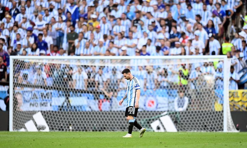 Messi và các đồng đội bất ngờ thất thủ trước đội bóng được đánh giá yếu hơn trong ngày ra quân World Cup 2022. (Ảnh: Reuters)