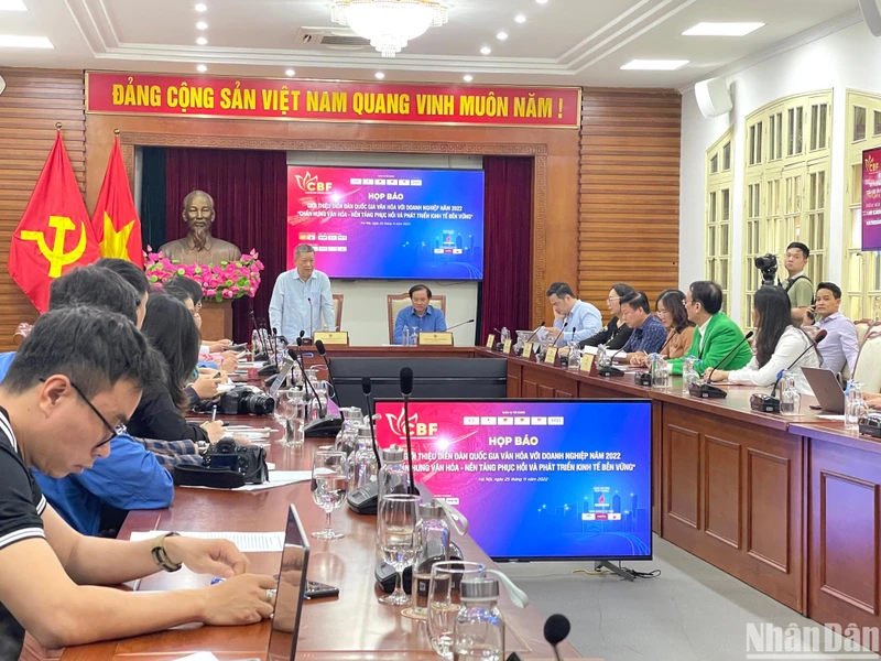 Lãnh đạo Hiệp hội Phát triển văn hóa doanh nghiệp Việt Nam trả lời báo chí tại họp báo.