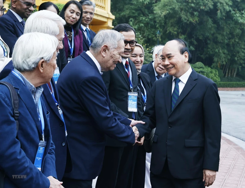 Chủ tịch nước Nguyễn Xuân Phúc gặp mặt các nhà khoa học thuộc Liên đoàn các Hội kinh tế Đông Nam Á (FAEA) tham dự Hội nghị FAEA lần thứ 45 diễn ra tại Hà Nội. (Ảnh: TTXVN)