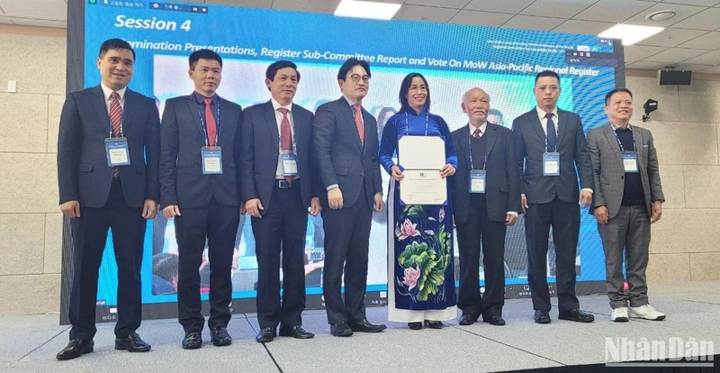 Đoàn công tác của thành phố Đà Nẵng do Phó Chủ tịch Hội đồng nhân dân thành phố Nguyễn Thị Anh Thi đón nhận Bằng công nhận Ma nhai tại MOWCAP.