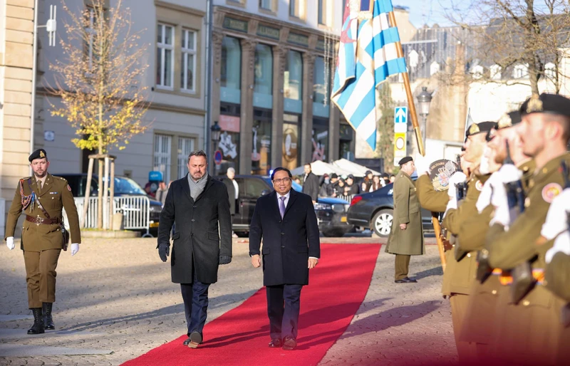Thủ tướng Xavier Bettel chủ trì lễ đón chính thức Thủ tướng Phạm Minh Chính thăm Đại Công quốc Luxembourg. (Ảnh: VGP)