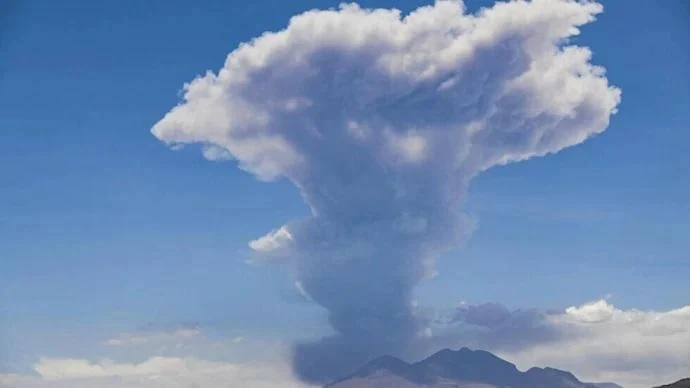 Núi lửa Lascar "thức giấc" ngày 10/12. (Ảnh: AFP)