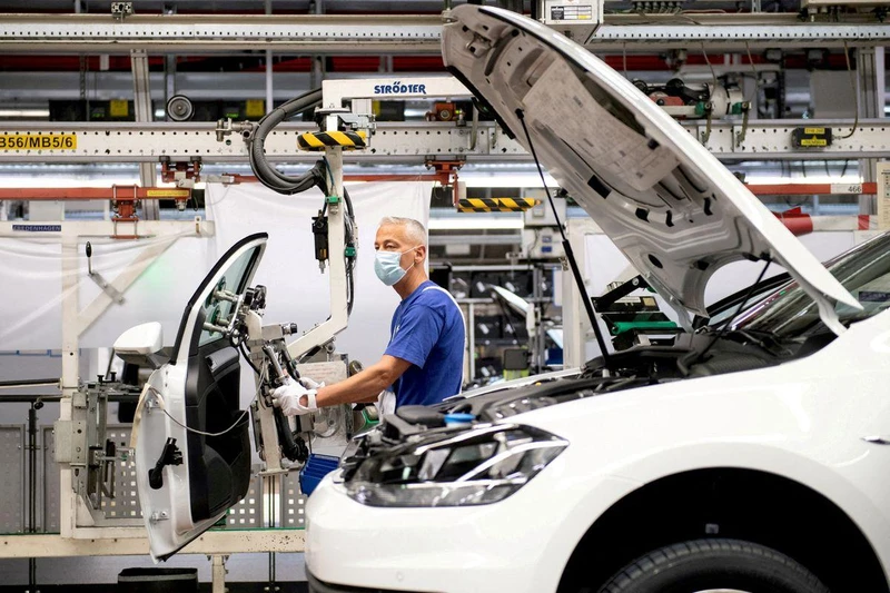 Công nhân làm việc tại dây chuyền lắp ráp của hãng Volkswagen ở Wolfsburg, Đức. (Ảnh: Pool/Reuters)