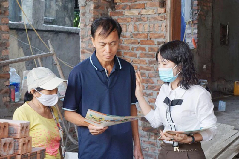 Cộng tác viên tuyên truyền, vận động người dân ở xã Tân Lập, huyện Đan Phượng (Hà Nội) phòng, chống dịch sốt xuất huyết.