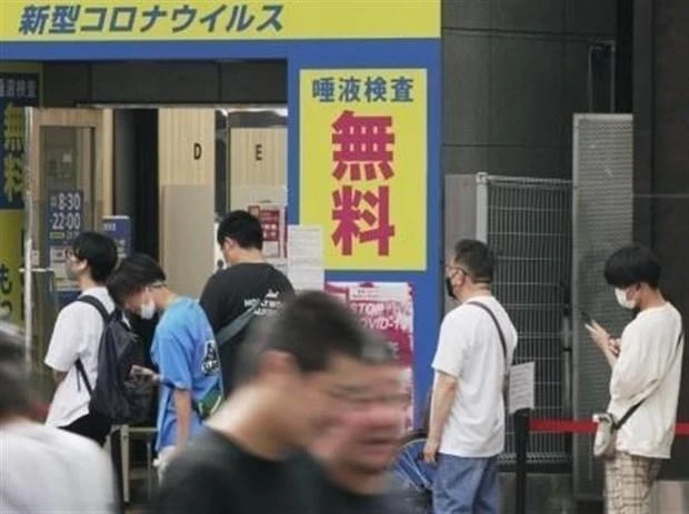 Người dân xếp hàng chờ xét nghiệm Covid-19 tại Fukuoka, Nhật Bản, tháng 7/2022. (Ảnh: Kyodo/TTXVN)
