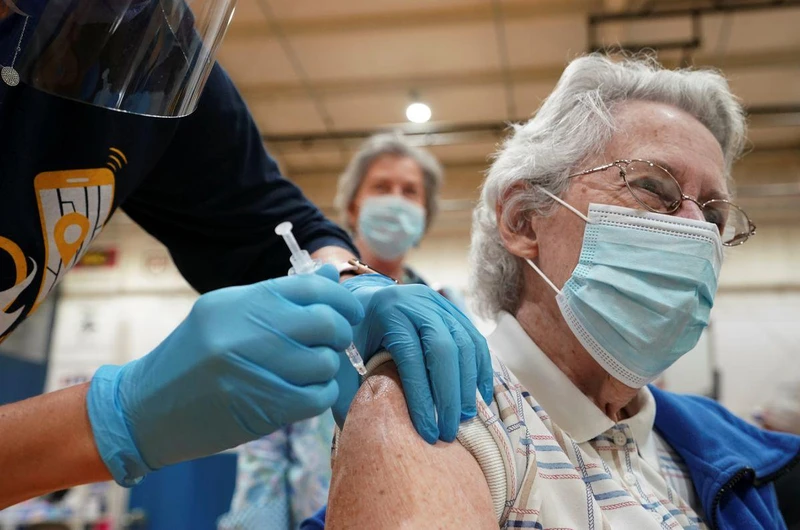 Tiêm vaccine phòng Covid-19 cho người cao tuổi ở Martinsburg, Tây Virginia, Mỹ, tháng 3/2021. (Ảnh: Reuters)