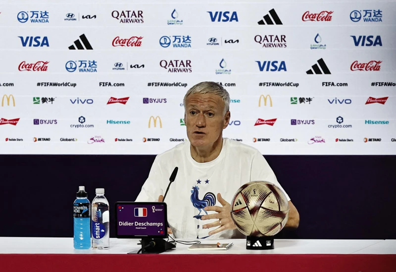 Huấn luyện viên tuyển Pháp Didier Deschamps trong buổi họp báo trước trận bán kết với Maroc. (Ảnh: Reuters)