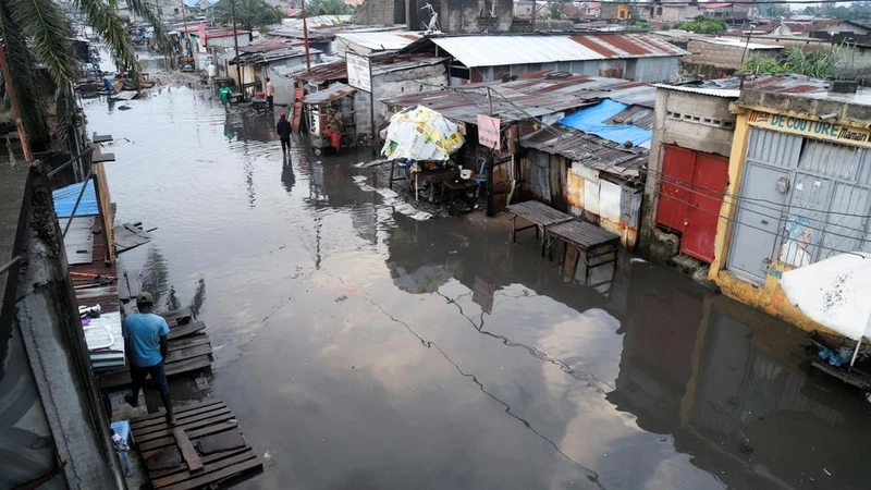 Một con đường ở thủ đô Kinshasa bị ngập do mưa lũ. (Nguồn: Reuters)