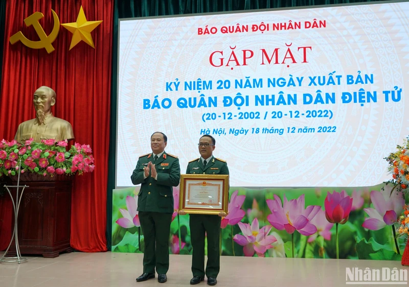 Báo Quân đội nhân dân điện tử vinh dự đón nhận Bằng khen của Thủ tướng Chính phủ nhân kỷ niệm 20 năm ngày xuất bản. (Ảnh: TRUNG HƯNG)