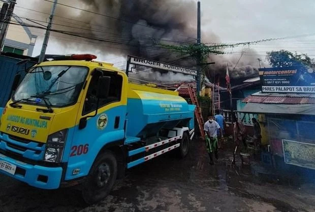 Lực lượng cứu hỏa được triển khai tới dập đám cháy tại thành phố Muntinlupa, Philippines. (Nguồn: Inquirer)