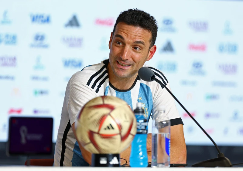 Huấn luyện viên Lionel Scaloni phát biểu trong cuộc họp báo sau khi Argentina vô địch World Cup. (Ảnh: Reuters)