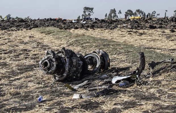 Một bộ phận của máy bay Boeing 737 MAX thuộc Hãng hàng không Ethiopian Airlines tại hiện trường vụ tai nạn gần thủ đô Addis Ababa, ngày 11/3/2019. (Nguồn: AFP/TTXVN)