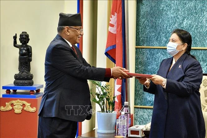 Ông Pushpa Kamal Dahal (trái) trình Tổng thống Nepal Bidya Devi Bhandari văn kiện xác nhận sự ủng hộ của đa số nghị sĩ Quốc hội đối với ông trên cương vị Thủ tướng, tại Kathmandu, ngày 25/12/2022. (Ảnh: AFP/TTXVN)
