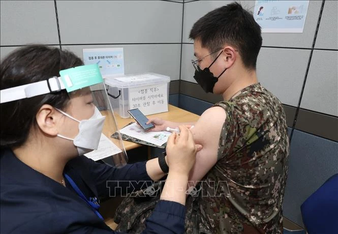Tiêm vaccine ngừa Covid-19 tại Seongnam, Hàn Quốc. (Ảnh: AFP/TTXVN)