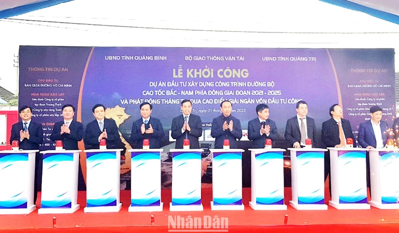 Thực hiện nghi thức phát lệnh khởi công cao tốc đường bộ Vạn Ninh-Cam Lộ tại điểm Quảng Trị.