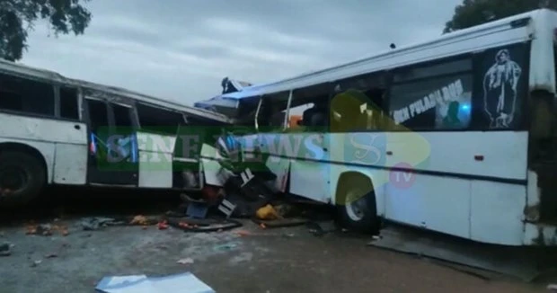 Hiện trường vụ tai nạn xe buýt nghiêm trọng tại Kaffrine, Senegal. (Nguồn: Senenews)
