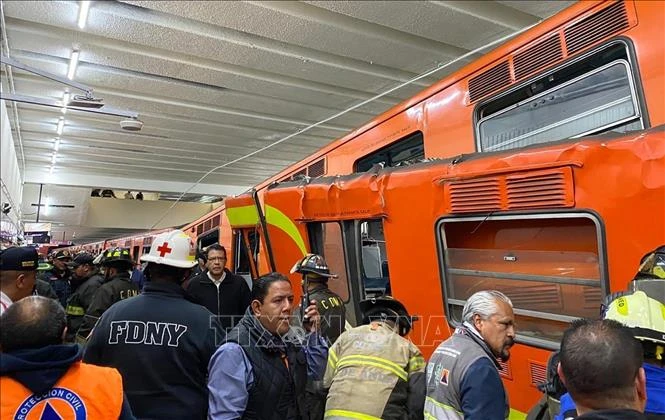 Lực lượng chức năng được triển khai tại hiện trường vụ va chạm tàu điện ngầm ở Mexico City, Mexico. (Ảnh: BBC/TTXVN)