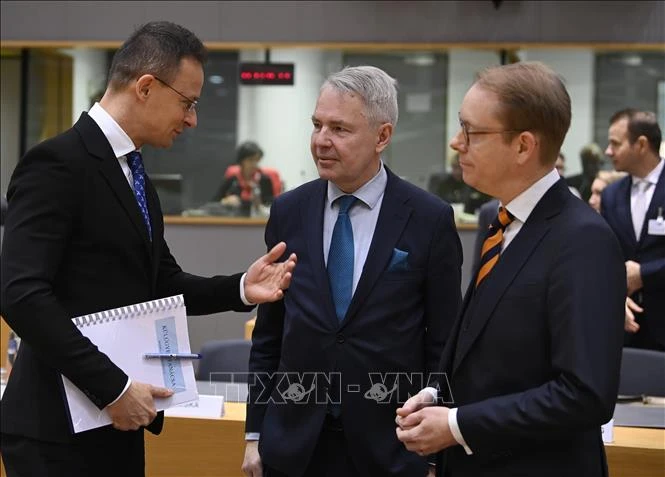 Ngoại trưởng Hungary Peter Szijjarto (trái) trao đổi với Ngoại trưởng các nước Phần Lan Pekka Haavisto (giữa) và Thuỵ Điển Tobias Billstrom tại Hội nghị hội đồng Bộ trưởng Liên minh châu Âu ở Brussels, Bỉ ngày 12/12/2022. Ảnh: AFP/TTXVN