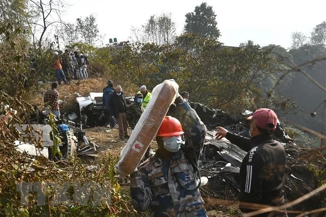Lực lượng cứu hộ tại hiện trường vụ rơi máy bay ở Pokhara, miền trung Nepal, ngày 15/1/2023. (Ảnh: AFP/TTXVN)