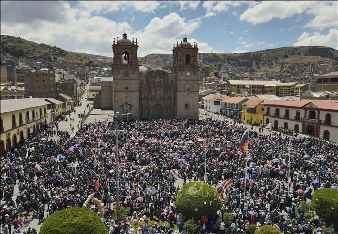 Hàng trăm người biểu tình tập trung tại quảng trường chính ở thành phố Andes, vùng Puno, miền nam Peru, đòi trả tự do cho cựu Tổng thống Pedro Castillo ngày 9/1/2023. (Ảnh: AFP/TTXVN)