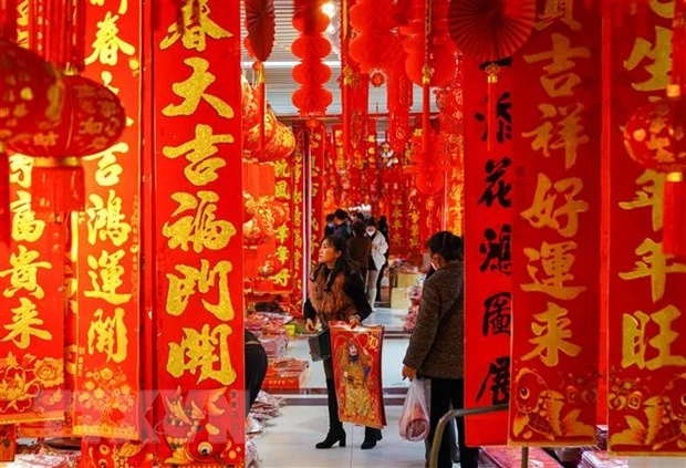 Người dân chọn mua đồ trang trí đón Tết Nguyên đán tại tỉnh Vân Nam, Trung Quốc. (Ảnh: THX/TTXVN)