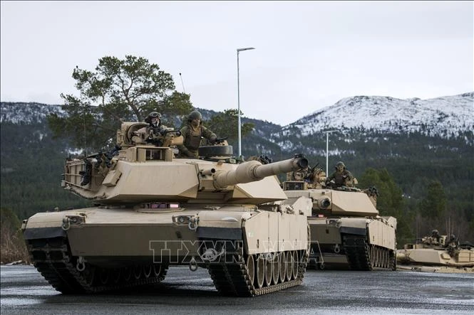 Binh sĩ Mỹ điều khiển xe tăng M1 Abrams tham gia cuộc tập trận do NATO dẫn đầu tại Oppdal, Na Uy ngày 1/8/2018. (Ảnh tư liệu: AFP/TTXVN)