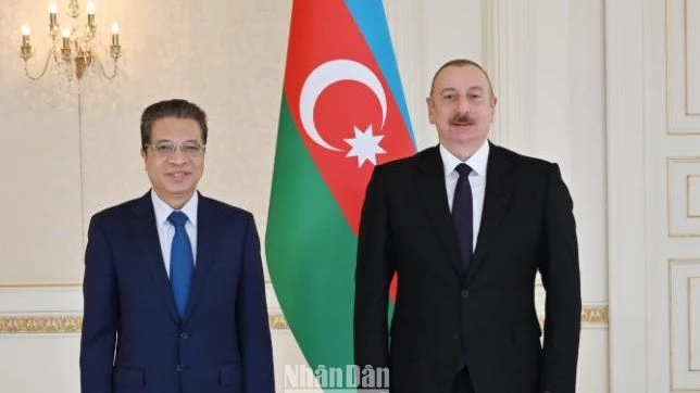Tổng thống Azerbaijan Ilham Aliyev (bên phải) và Đại sứ Việt Nam tại Nga kiêm nhiệm Azerbaijan Đặng Minh Khôi.