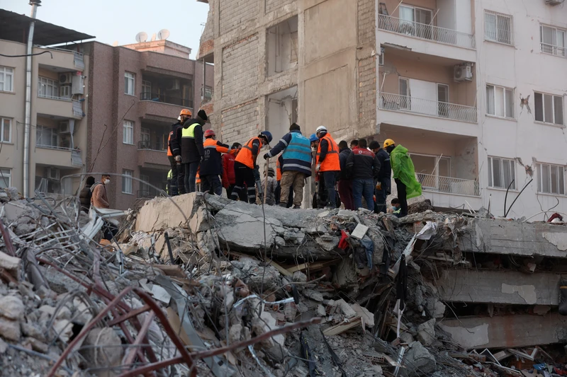 Đội cứu hộ nỗ lực tìm kiếm người sống sót tại địa điểm của 1 tòa nhà bị sập do hậu quả của trận động đất ở Iskenderun, Thổ Nhĩ Kỳ, ngày 11/2/2023. (Ảnh: Reuters)