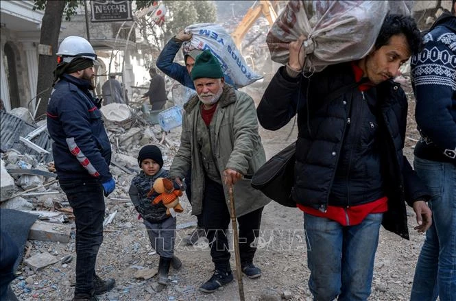 Người dân di chuyển giữa đống đổ nát sau trận động đất tại Antakia, tỉnh Hatay, Thổ Nhĩ Kỳ, ngày 11/2/2023. (Ảnh: AFP/TTXVN)