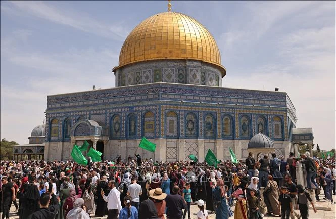 Các tín đồ Hồi giáo Palestine tại đền Al-Aqsa (mà Israel gọi là Núi Đền) ở Jerusalem. (Ảnh minh họa: AFP/TTXVN)