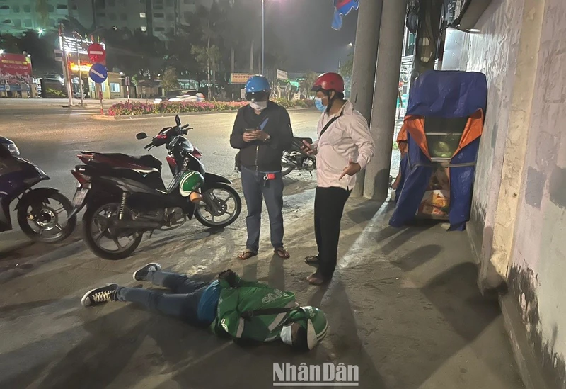 Cảnh sát hình sự, Công an thành phố Dĩ An bắt giữ đối tượng Nguyễn Tấn Kỵ trên đường di chuyển.