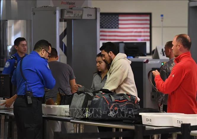 Nhân viên an ninh làm thủ tục kiểm tra tại sân bay LAX ở Los Angeles, bang California, Mỹ. (Ảnh tư liệu: AFP/TTXVN)