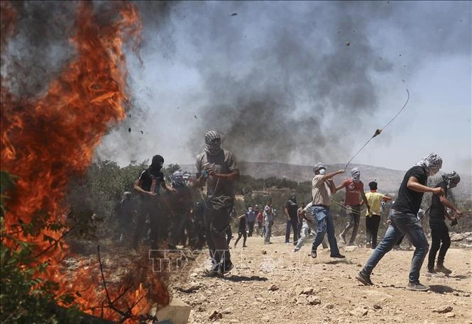 Người biểu tình Palestine đụng độ với lực lượng an ninh Israel tại Beita, phía nam thành phố Nablus của Bờ Tây. (Ảnh tư liệu: AFP/TTXVN)