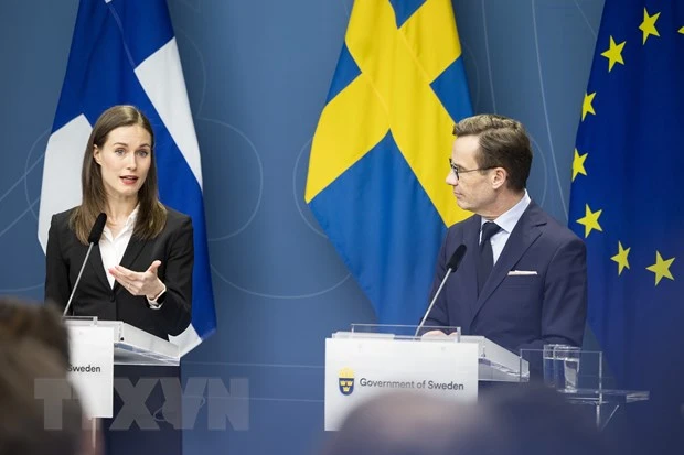 Thủ tướng Phần Lan Sanna Marin (trái) và người đồng cấp Thụy Điển Ulf Kristersson khẳng định cam kết gia nhập Tổ chức Hiệp ước Bắc Đại Tây Dương (NATO). (Ảnh: THX/TTXVN)