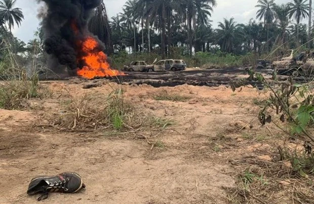 Hiện trường vụ nổ đường ống dẫn dầu ở vùng Emuoha. (Nguồn: Reuters)