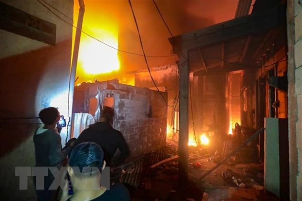 Một số ngôi nhà bị thiêu rụi trong vụ hỏa hoạn tại 1 trạm nhiên liệu ở Plumpang, phía bắc thủ đô Jakarta, Indonesia, ngày 3/3/2023. (Ảnh: AFP/TTXVN)