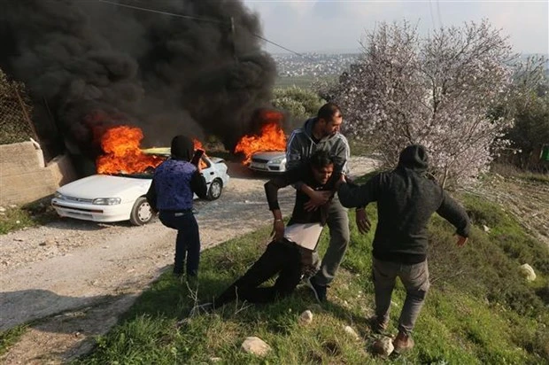 Chuyển người Palestine bị thương trong xung đột với binh sĩ Israel tại thành phố Nablus, khu Bờ Tây ngày 25/2/2023. (Ảnh: THX/TTXVN)